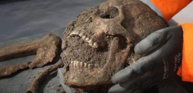 Bir ömür yer de insan, bir türlü dolduramaz ağzını.Bir ömür sahip olur her şeye, onca güzelliğe dokunur da gözleri; sonra bir avuç toprağa râm olur tüm çehresi. Ben yazdığımla kalacağım, siz okuduğunuzla. Çünkü bir büyünün etkisi altındaymışcasına, devam edeceğiz dünyaya kanmaya.