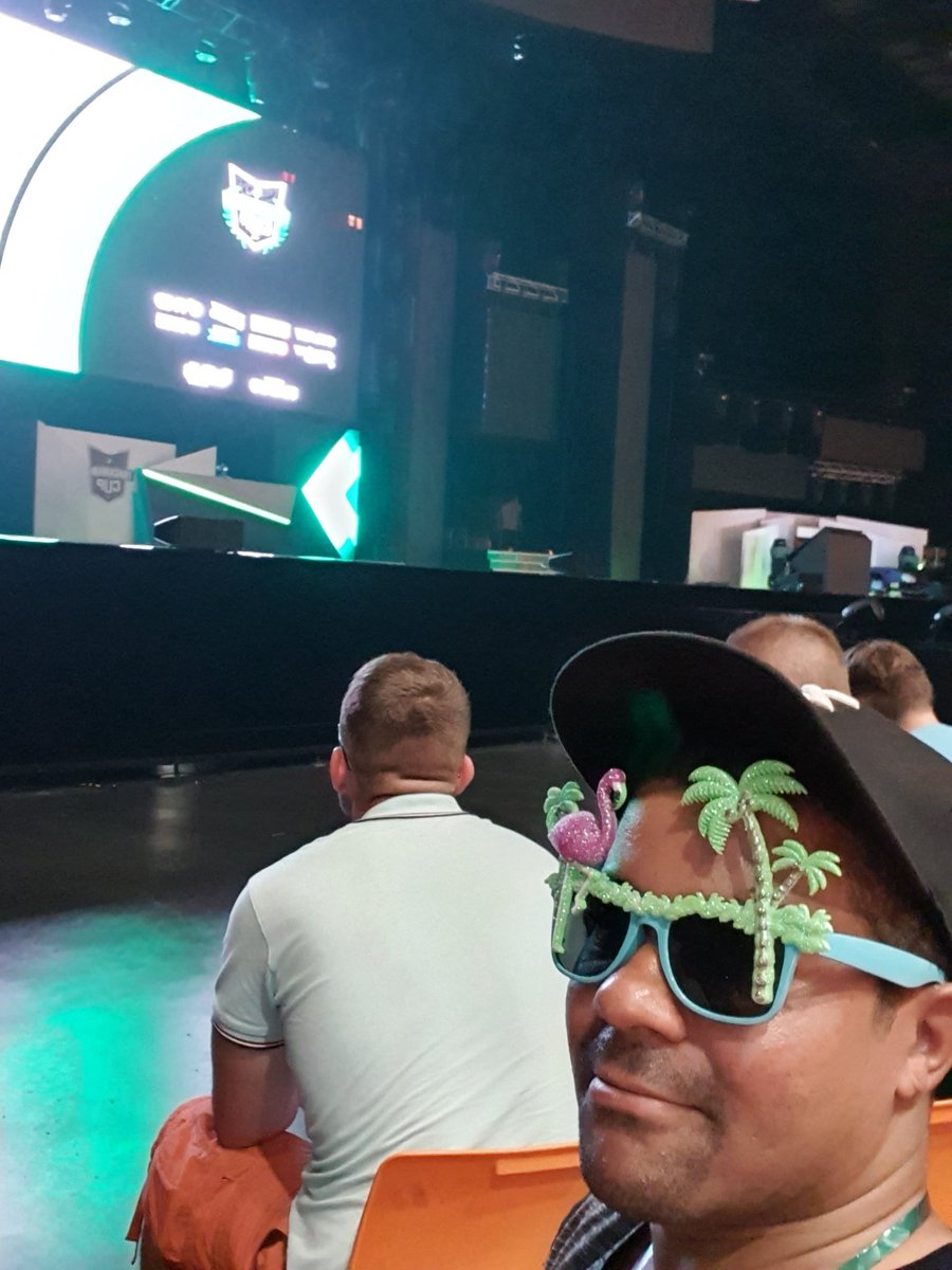 am0rph3's tweet photo. Enfin à l'intérieur, trop hâte. #carréor #toutdevant #TMCUP2019 #teamlunettes https://t.co/iprwEQIlJ2