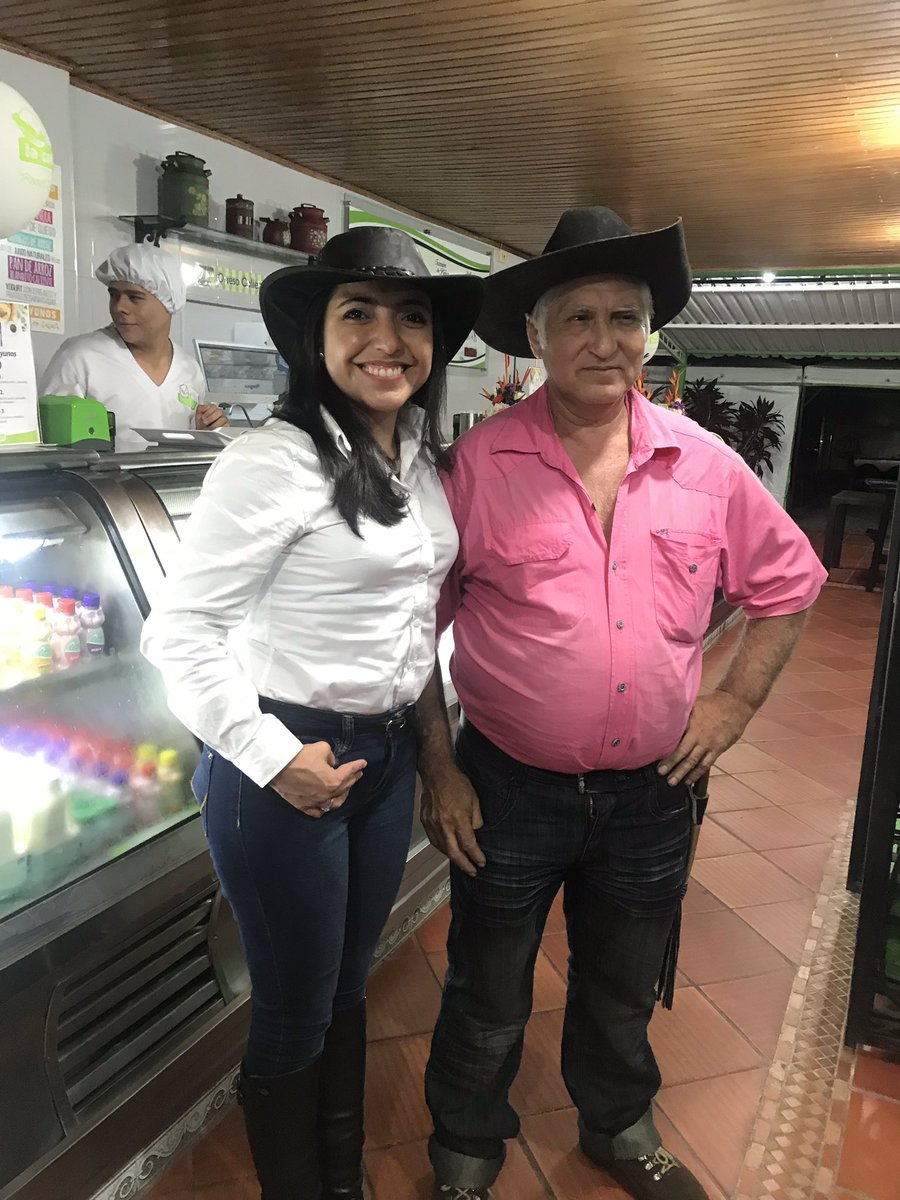 KrolFajardo's tweet photo. Anoche aprovechamos nuestra visita para conversar con entidades, empresarios e iniciativas turísticas y artesanales del Meta, Casanare y Arauca.

Cuenten con la oferta institucional y herramientas de @MincomercioCo para elevar su productividad y seguir consolidando sus negocios! https://t.co/k1TfmhaPad
