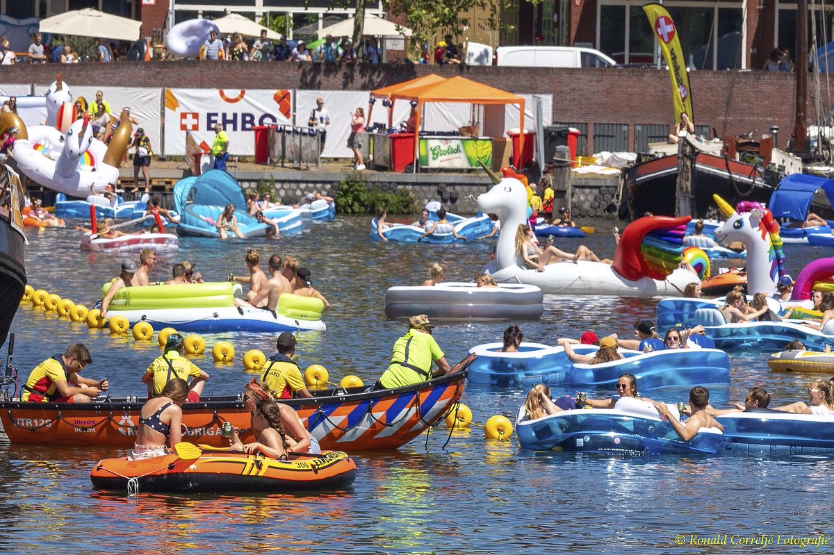 BlikOpUtrecht's tweet photo. Met dit hete weer is er natuurlijk veel belangstelling om heerlijk in je rubberbootje te dobberen en te chillen in de #veilinghaven tijdens het #festival 'Utrecht Drijft'.#Utrecht #hitte https://t.co/FWWfuuIKEO