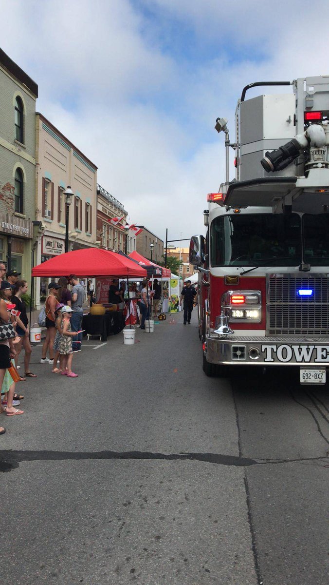 Barrie_Fire's tweet photo. DYK that in order for you to enjoy @cityofbarrie #PromenadeDays our fire prevention officers and firefighters do a walk through to make sure a fire truck can get down the street on Dunlop? We also ensure that the vendors set up properly. #safetyfirst https://t.co/LGWxHDVxYN
