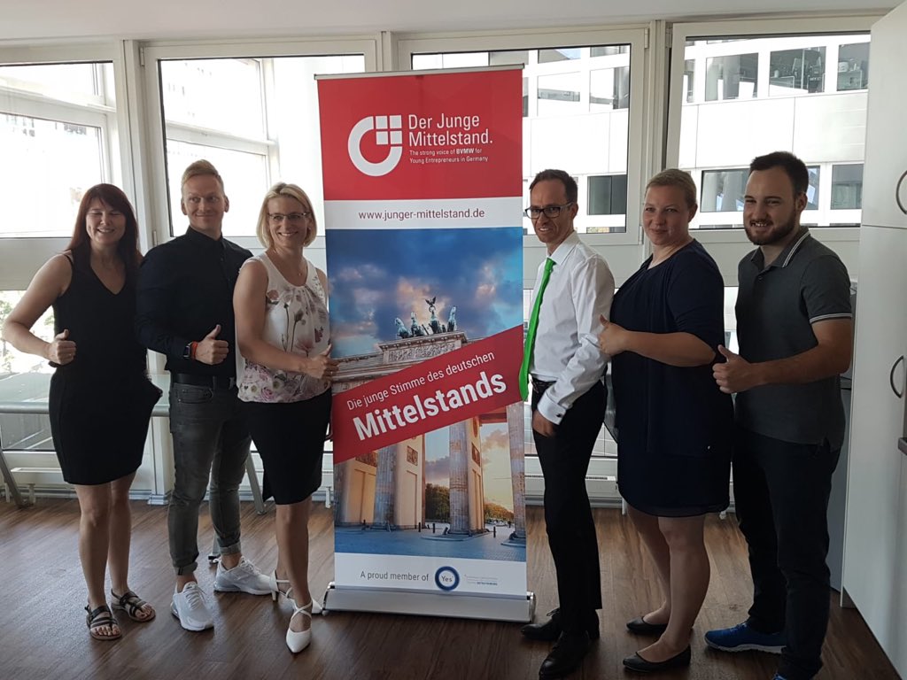 JM_BVMW's tweet image. Juliane Neubüser-Muğlalı, Jana Brochlitz, Matthias ES, Arnd Becker, Mario Jandeck, Jan Schurkus und Nicole Groß.

Herzlichen Glückwunsch! 🎊🍾🎉 Wir freuen uns, gemeinsam mit euch den Jungen Mittelstand noch stärker zu machen!