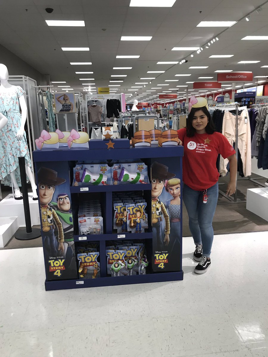 PatrunoAngela's tweet photo. Launching TS4 at T2076 !!!!!!!!!#engagingtheguests https://t.co/qAlYRk5OkE