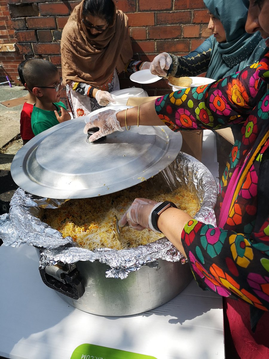ClarksfieldCG's tweet photo. Well deserved food for all the volunteers #CifHelloBeautiful @UkCif @SembleUK #communityempowerment https://t.co/oUJEgRSlrR