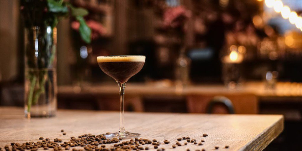 Here are some quick facts you might not know about the #EspressoMartini 🍸:
1️⃣It was invented in #London, in Soho, in the late 1980s
2️⃣It is the only cocktail that can be made with 100% #Fairtrade ingredients
3️⃣It was originally called the Vodka Espresso