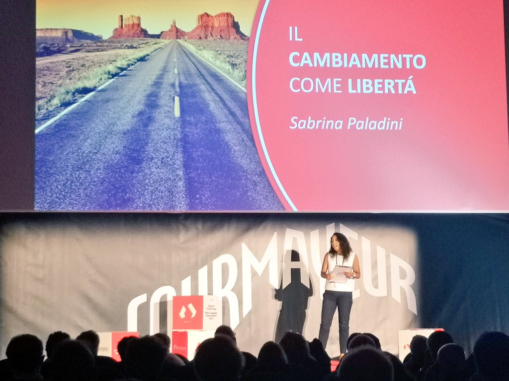 Methodos_Italia's tweet photo. Sabrina Paladini ci presenta la storia di #cambiamento come libertà di @LaElenaSacco.
"Il cambiamento lo devi guardare con senso critico. Il negativo è anche nei migliori paradisi, forse dipende da come tu lo guardi".
#MethodosRedWeek #Methodos #Changeability
#ChangeAbilityForum https://t.co/021TZjIqUA