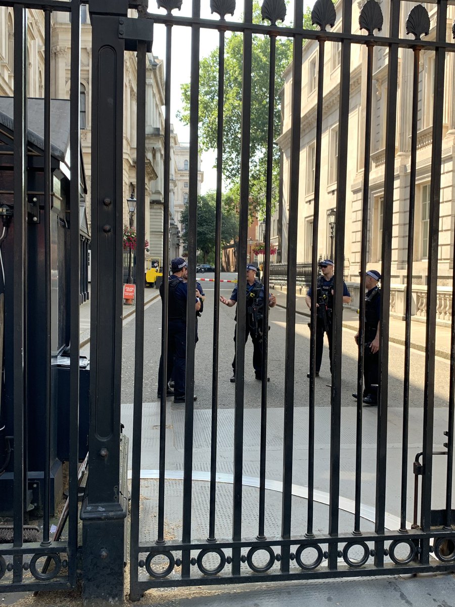 DannyHackett's tweet image. Hey @Jeremy_Hunt, don’t mind me. I’m just taking a picture of your new house. #HasToBeHunt