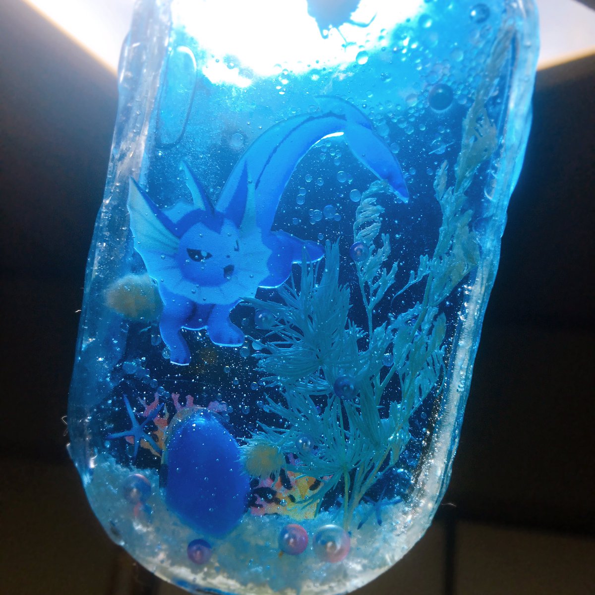 リア ꪔ ポケモン部屋の住人 シャワーズと水の石 中にハーバリウム用のオイルを入れてるのでゆらゆら Uvライト壊れた W ワット数の低い予備で固めたけど 形を綺麗に整えられてないからでこぼこ ㅿ とりあえず完成で ポケモン