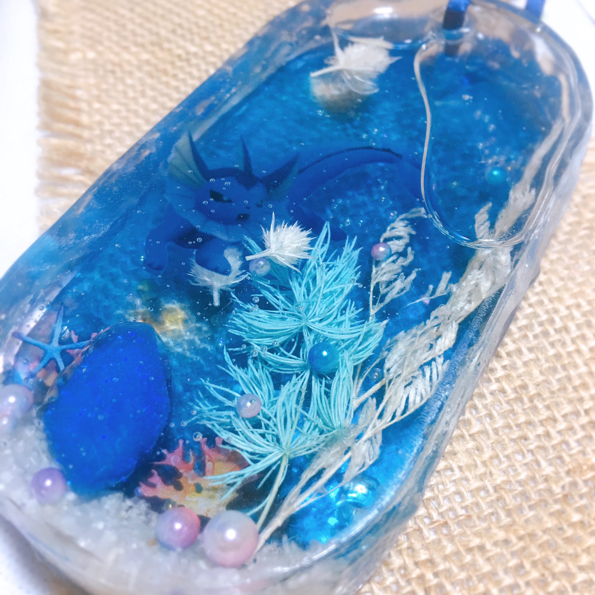 リア ꪔ ポケモン部屋の住人 シャワーズと水の石 中にハーバリウム用のオイルを入れてるのでゆらゆら Uvライト壊れた W ワット数の低い予備で固めたけど 形を綺麗に整えられてないから