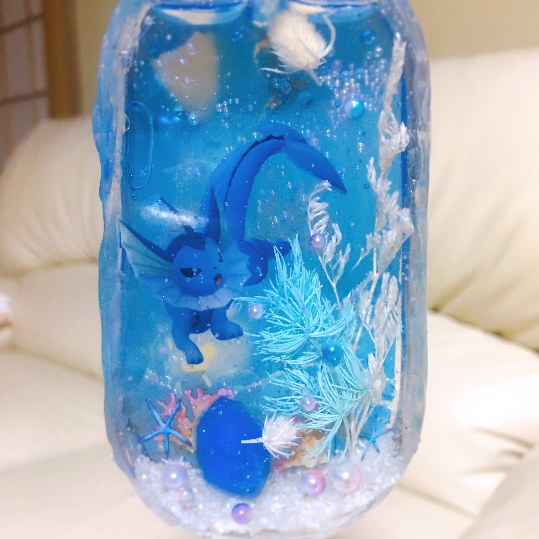 リア ꪔ ポケモン部屋の住人 シャワーズと水の石 中にハーバリウム用のオイルを入れてるのでゆらゆら Uvライト壊れた W ワット数の低い予備で固めたけど 形を綺麗に整えられてないから