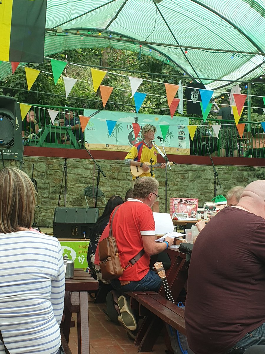 kirkham_shelley's tweet image. Fundraising and ukuleles for @tyhafan 🎶 Music to my ears at @ukefestofwales 💚 #ukefest