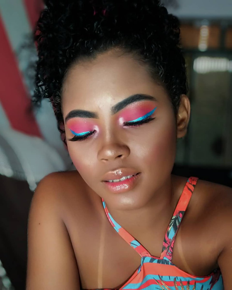 b_kessen's tweet photo. Makeup de ontem um arraso com esse delineador !!! Se joga nas cores 😅❤️
#makeup #maquiagensx #maquiadora #maquiando #maquiagem_insta #maquiagempelenegra #maquiadorarj #loucaspormaquiagem #pausaparafeminices #marykaymakeup #adversamakeup #luduranamakeup #belleangel #zanphy ✨ https://t.co/E1bV8Wp4Ee