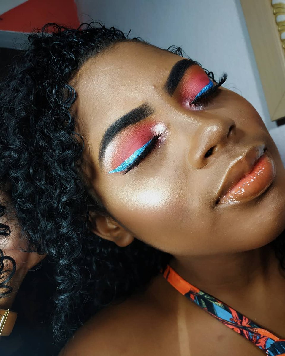 b_kessen's tweet photo. Makeup de ontem um arraso com esse delineador !!! Se joga nas cores 😅❤️
#makeup #maquiagensx #maquiadora #maquiando #maquiagem_insta #maquiagempelenegra #maquiadorarj #loucaspormaquiagem #pausaparafeminices #marykaymakeup #adversamakeup #luduranamakeup #belleangel #zanphy ✨ https://t.co/E1bV8Wp4Ee