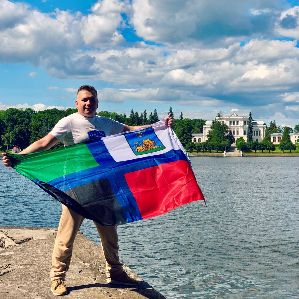 Купил в областной типографии флаг области, буду брать его в поездки.

Первая - усадьба Марьино, это рядом. Дальше интереснее!)

#Белгород