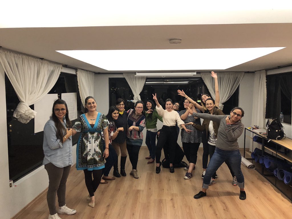 ViveimPROS's tweet image. Además de trabajar en nuevas destrezas y esquemas mentales, gracias a la Impro Aplicada hemos podido generar comunidad, y fortalecer conexiones a nivel humano. Gracias a @marianapalau1 y a todas las valiosas mujeres que estuvieron junto a nosotros en IMPRODERADAS! #EstoEsImpro