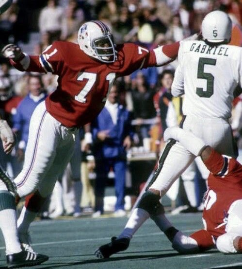 We've got Ray 'Sugar Bear' Hamilton days left until the  #Patriots opener!A 14th round pick in 1973, Hamilton's full 9 year career was with the Pats, only missing 2 gamesDespite a dominant career, he's most linked to the "phantom roughing the passer" call in the 1976 playoffs