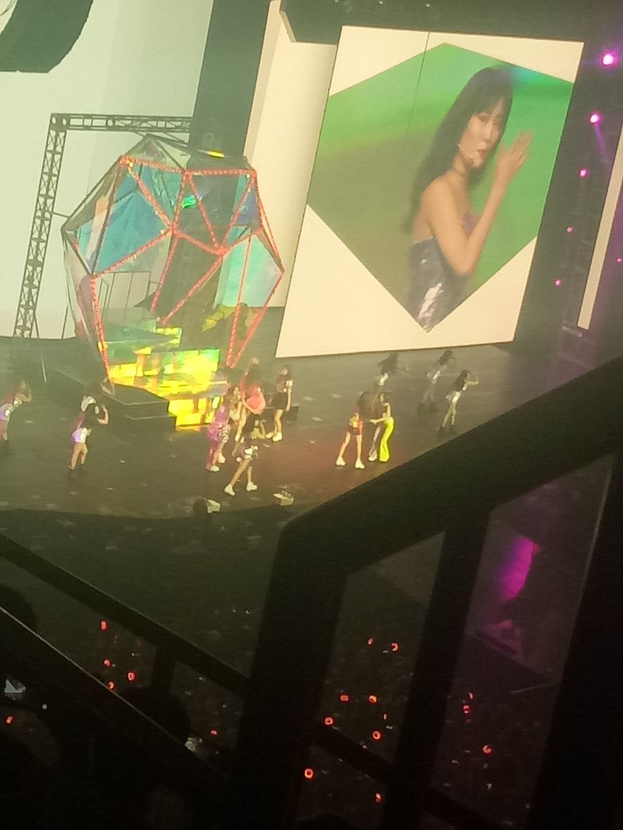 onceroger's tweet photo. Pinaka unang concert na pinuntahan ko AAAAAAA worth it lahat lahat huhuhu sana nga bumalik pa sila 🥺🥺💖💖
#TWICEinManila 
#TWICELIGHTSinMNL 
#TWICE_TOUCHDOWNinMANILA 
#TWICE https://t.co/fxsn4pOYNF