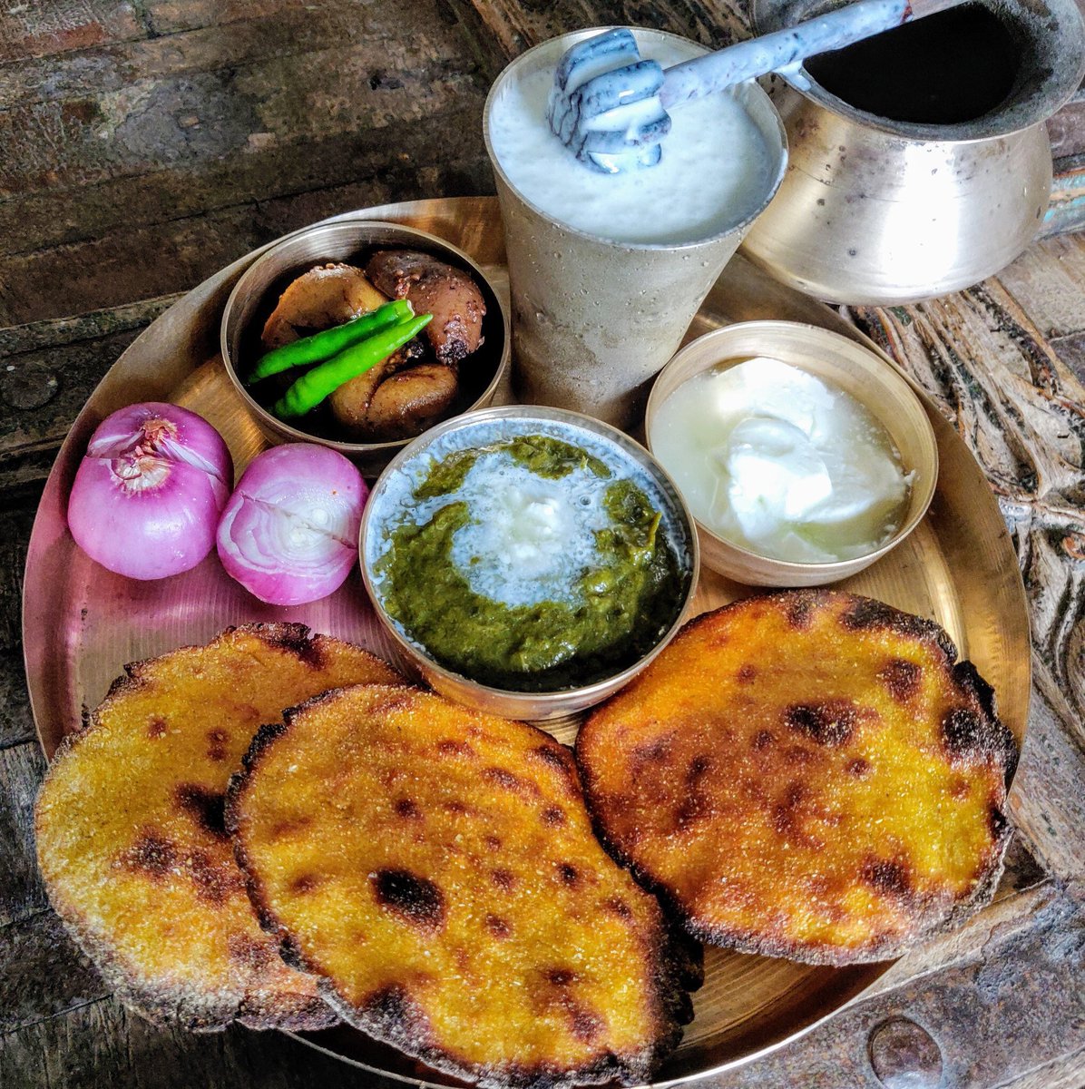 GloriousPunjab1's tweet image. Traditional lunch of Punjab farmer, Sarson da Saag, Makki di rotti, Dahi, Ghar da makhan, Hari mirch, Piyaaz, Nimbu da acchar and Lassi.