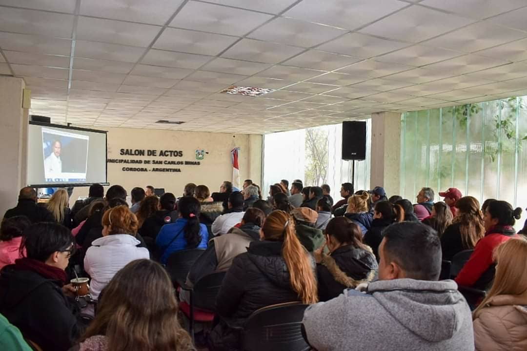 cristian_afrias's tweet photo. Estas charlas,#Instructivas desde el comienzo,Sobre TURISMO,como con poco podemos hacer mucho,#Orientan ademas a  los ADQUIRIENTES de CRÉDITOS grandes o pequeños, a usarlos PRODUCTIVAMENTE, ‼️ EXCELENTE TODO ‼️!Gracias! @robertoavalle @TomasGrunhaut @gastonblasco @DTMarcosDiaz https://t.co/b3mbXL7EIx