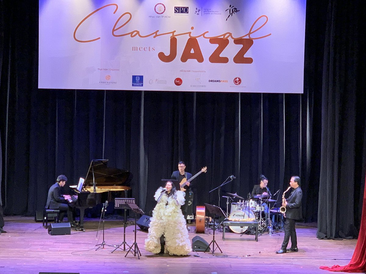 ItalyinHCMC's tweet photo. Great night of music at #ClassicalMeetsJazz at #SaigonOperaHouse. Contamination, fusion, young talents and int.l artists in a wonderful performance. And for the first time in #HCMC the amazing 🇮🇹 saxophonist @EnzoFavata & the #GlocalReportQuartet
#SPO #SPYO #JumpForJazz https://t.co/8mntF4wKnN