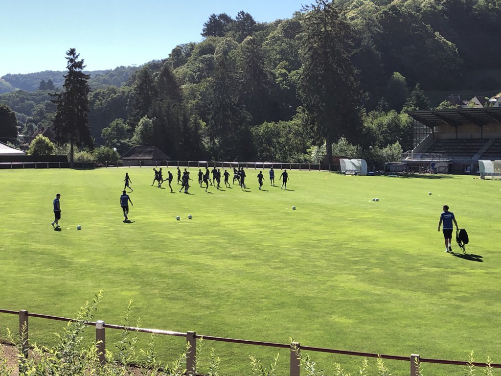 Rivellon's tweet photo. L AJA a l entraînement ce matin à Munster avant un match contre une sélection régionale cette après midi en plein cagnard. Hasard d’une rencontre. Le bonjour à Mr Furlan . @MaximeV @FlorianL @johanncrochet @Jonatan_M13 #furlanisme https://t.co/4wEJWxYHVV
