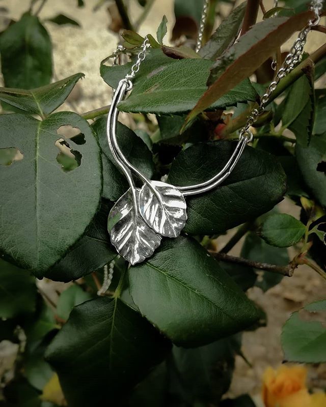 🌹
Many pieces have been restocked online. 🍃 Leaf pendant in silver.

#theslowdowncollective #aseasonalyear #quietinthewild #aseasonalshift #folkandstory
#creativityfound #creativehappylife #calledtobecreative #womenownedbusiness #slowfashion #jewelle… ift.tt/2XgDoSn