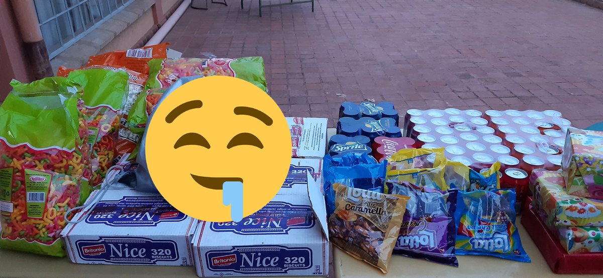 ruheni_alex's tweet photo. #MSFTStudentPartner #EngineersHack19 
🤤😎
All these snacks...and theres8 still cake🤭😜
@awino_antonina @Jcardif254 @NdemoKelvin https://t.co/NalNTzYfFv