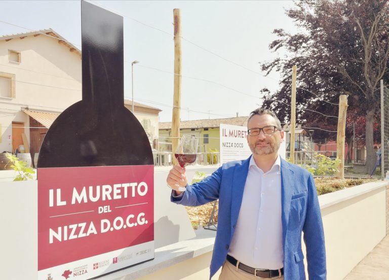 AgenziaGr's tweet photo. #natail1luglio una strepitosa #BARBERA #Nizza #Docg #debutta sui #mercati #internazionali due giorni di festa domani e lunedì con i #produttori a #Moasca #asti #provincia #Unesco #monferrato #inaugurazione #muretto del #nizza #wine #winelover #barberanizza #food #vino https://t.co/UDP003dtPG
