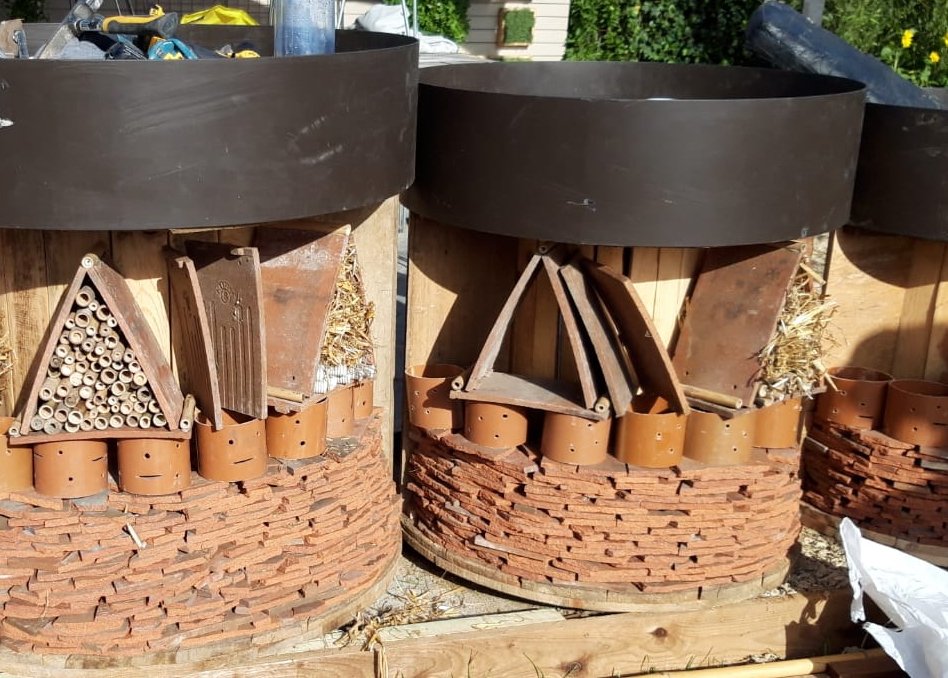 We're putting the final touches to our Hampton Court show garden - in 35 degrees - we're melting! Happy with our upcycled cable-drum kitchen garden planters - built-in bug hotels and thanks @peoplesgardens for the veg, they are looking beautiful. #YearOfGreenAction #RHSHampton