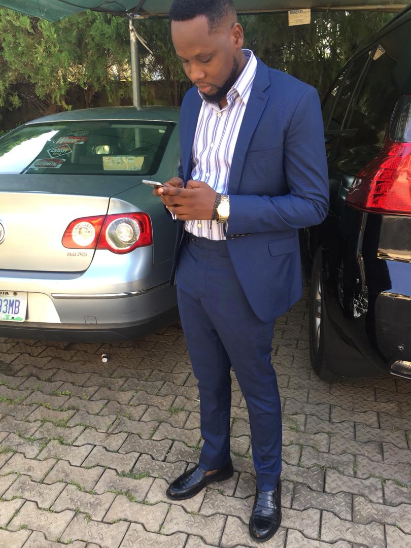 segun_apata's tweet photo. Wedding guest https://t.co/fKfduBcr87