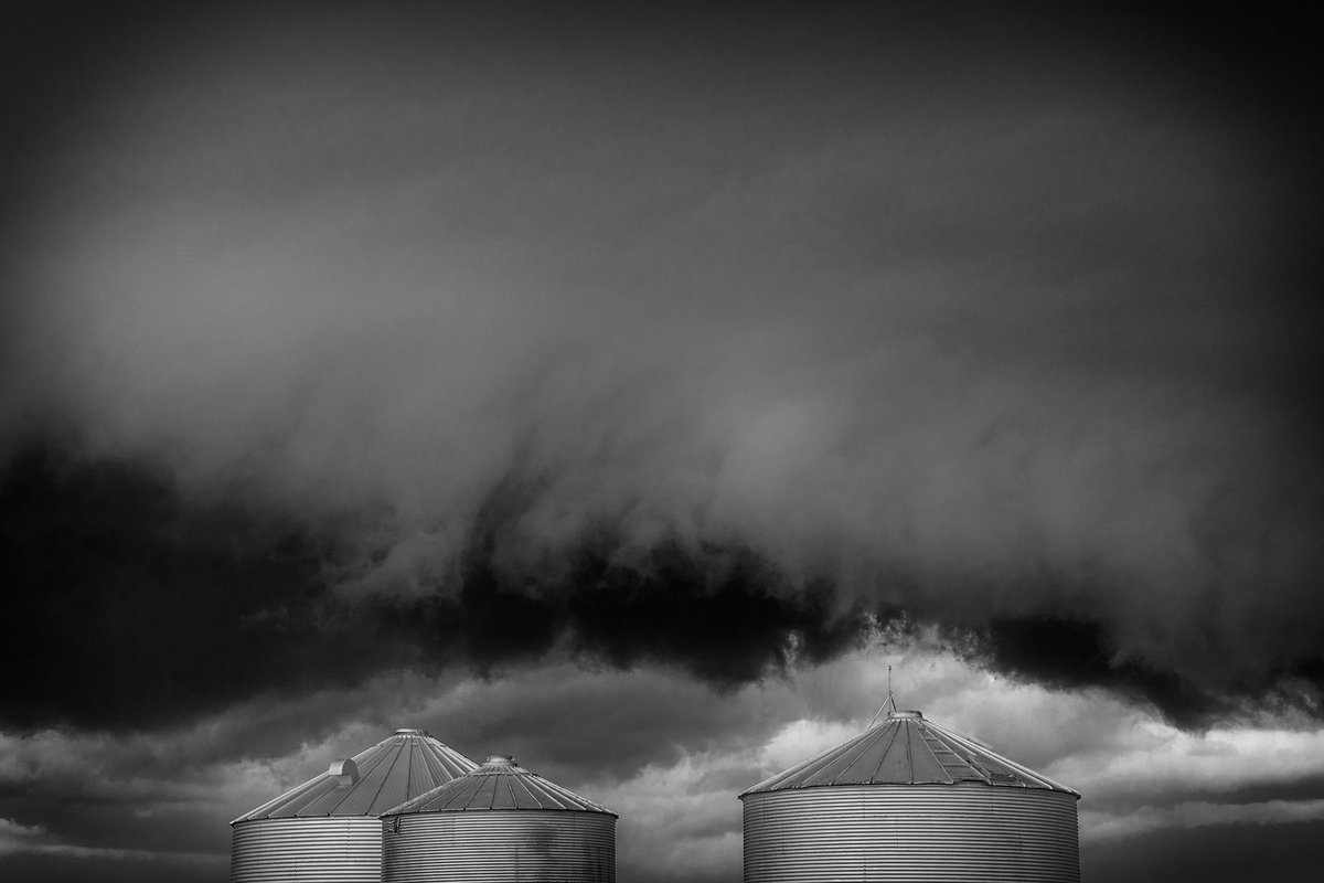 PhotoLoren's tweet photo. Stormy skies over #rural #Iowa. #Nikon #Nikonforever #NikonUSA #weather #storm #blackandwhite #blackandwhitephotography https://t.co/BE65BHPFkw