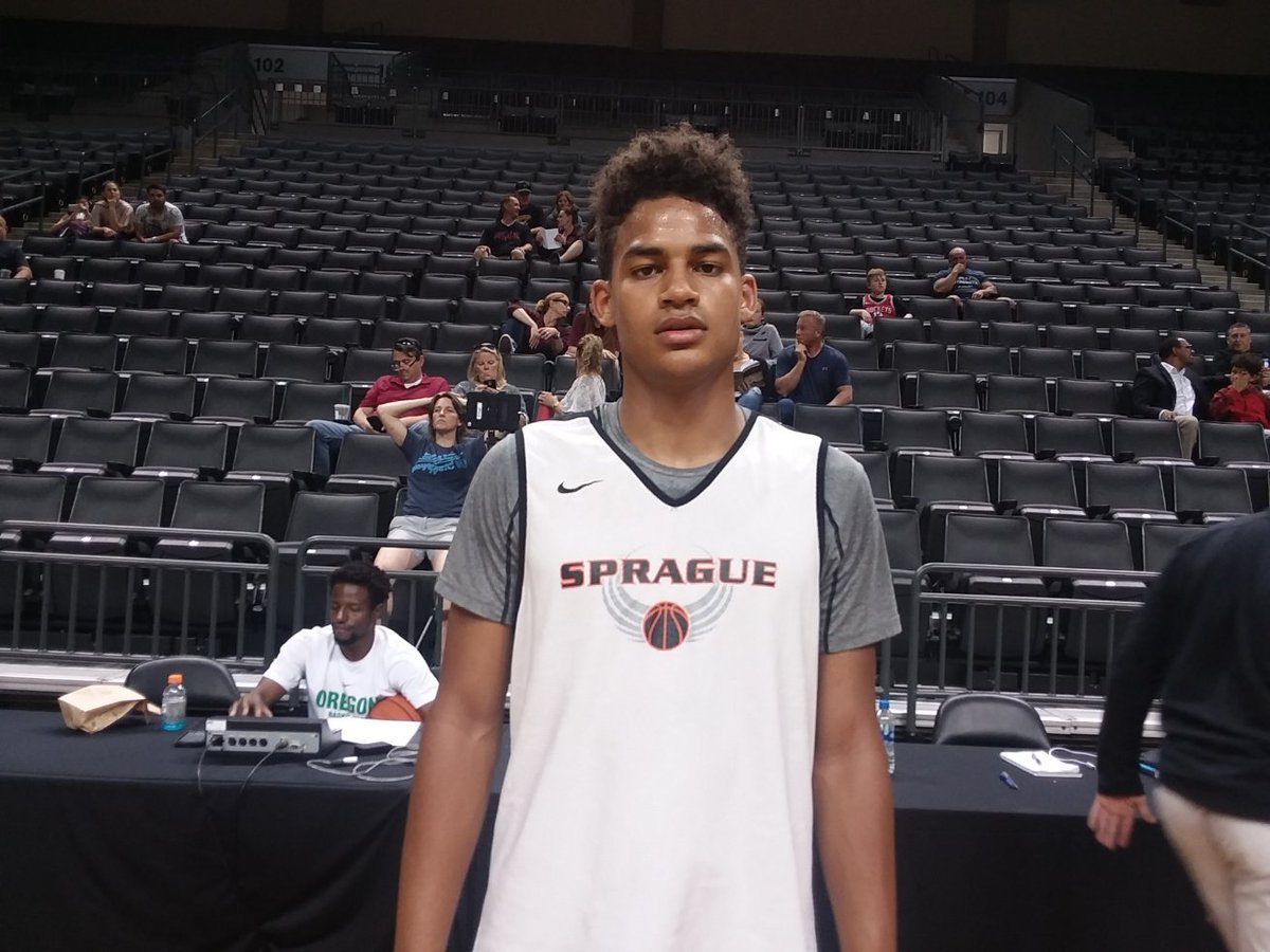 PrepHoopsOR's tweet photo. The Mountain Valley race will be up for grabs but @SpragueHoops could be the favorite. Senior guards @masonlomax and @kobewithers are a big reason why. Both are playing extremely well here at @OregonMBB https://t.co/1HYaGaXchb