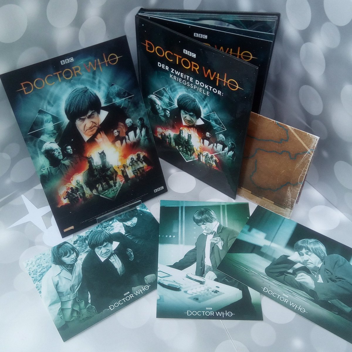 Iltu123's tweet photo. "Kriegsspiele" aka "The War Games"
Dass wir diese Story nun auf Deutsch haben ist fantastisch. Danke, @polyband_medien und #MetzNeunSynchron 😍
And thank you, @MarkAyresRWS for the fantastic M&amp;E 
#WarGames #DoctorWho #secondDoctor @WhoFrazer https://t.co/YRVdSJfclC
