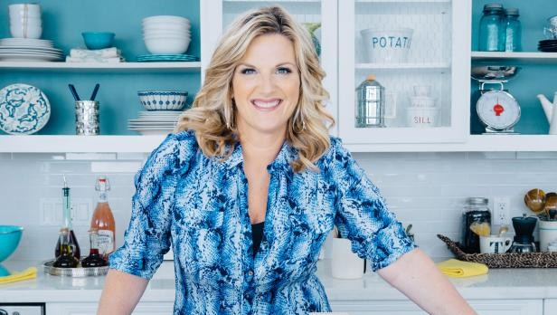 PHITHETAKAPPA's tweet photo. #PTKalums: Emmy, Grammys, platinum-selling albums &amp; best-selling cookbooks are some of the many honors talented #PhiThetaKappa alumna @TrishaYearwood has racked up in her career – but it’s her #PTKmembership that tops the charts in our book! Shine a light on your talents #JoinPTK https://t.co/rYycryjbgV