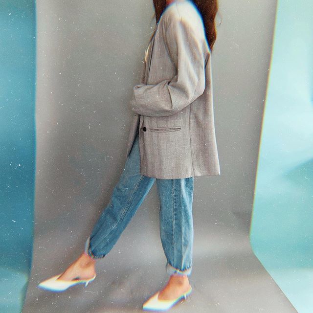 mintvanillablog's tweet photo. Amo y me la vivo en jeans pero tristemente la mezclilla es el tejido que más algodón utiliza a nivel mundial y se necesitan 10,000 litros de agua para producir tan solo 1 kilo de algodón! Y si fuera poco, también se le añaden químicos para conseguir la t… https://t.co/iIFkzvFxch https://t.co/nRZXD5kYsq