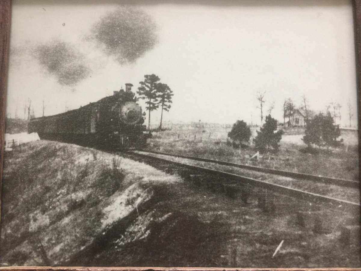 abandonedrails's tweet photo. 1910s-era picture of passenger train along abandoned T&amp;NO in Texas: https://t.co/jeAccXlLIQ #abandoned #Texas https://t.co/NdC5ag47sp