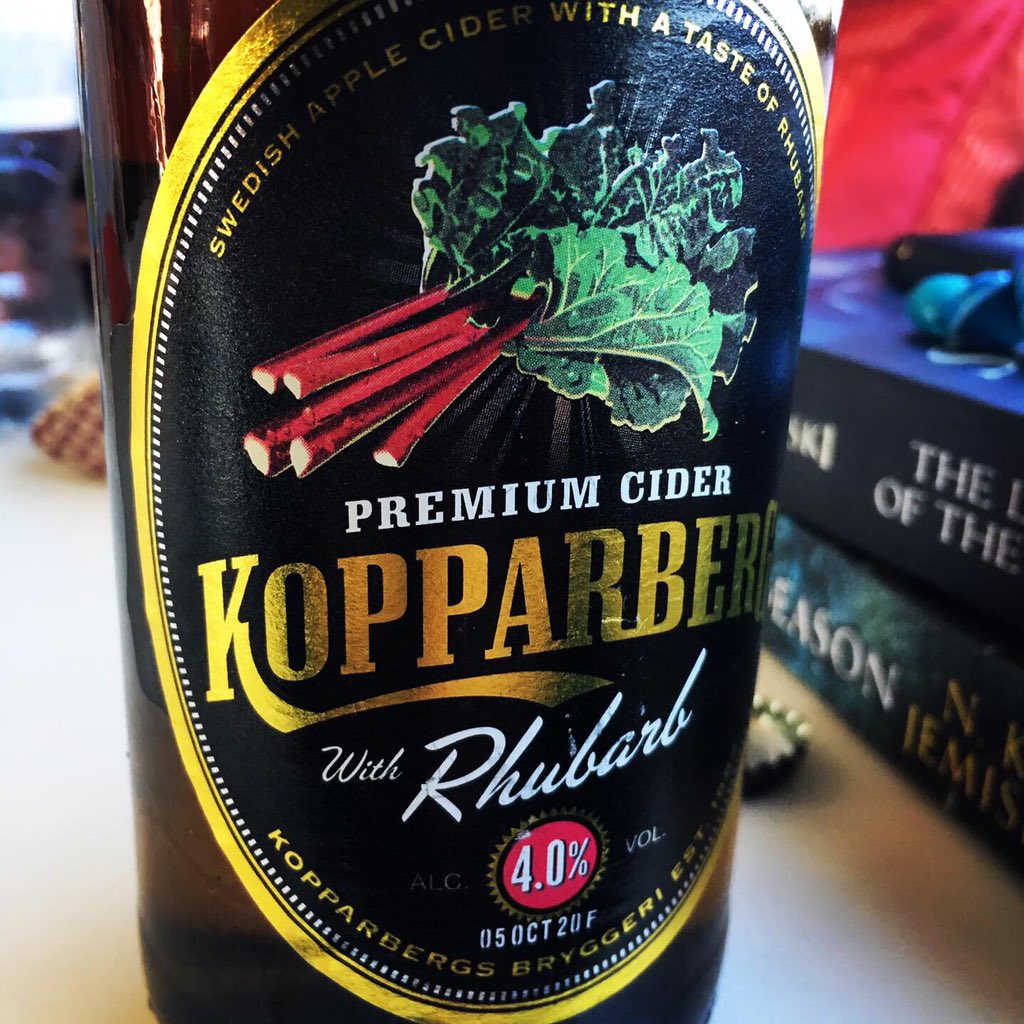 TheGothHippy's tweet photo. Off to Worthing! Train drinks a gogo! #trainlife #traindrinking #holibobs #costaltravel https://t.co/CFDW8Ibd5Z