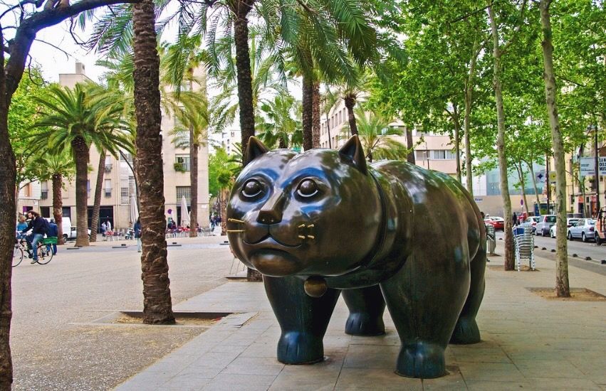 RouteWhisperer's tweet photo. “Who believes that cats have nine lives? The Raval Cat in #Barcelona with his chubby appearance and the long tail is located in El Raval district -one of the two #historic neighbourhoods. They do have a really special personality and character."
#Spain
#RouteWhisperer
📍El Raval https://t.co/LyYeFJz1V8