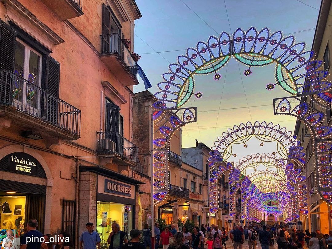 IgersMatera's tweet photo. {#Scattodelweekend speciale ➡ #guardachebruna}

Ci siamo quasi! Le luminarie sono pronte per essere inaugurate; il carro è esposto in fabbrica; i cavalieri iniziano a comparire. Il #2luglio è alle porte e i colori di @pino_oliva ci riempiono di gioia ❤ #igersmatera https://t.co/CxK8xdDN38