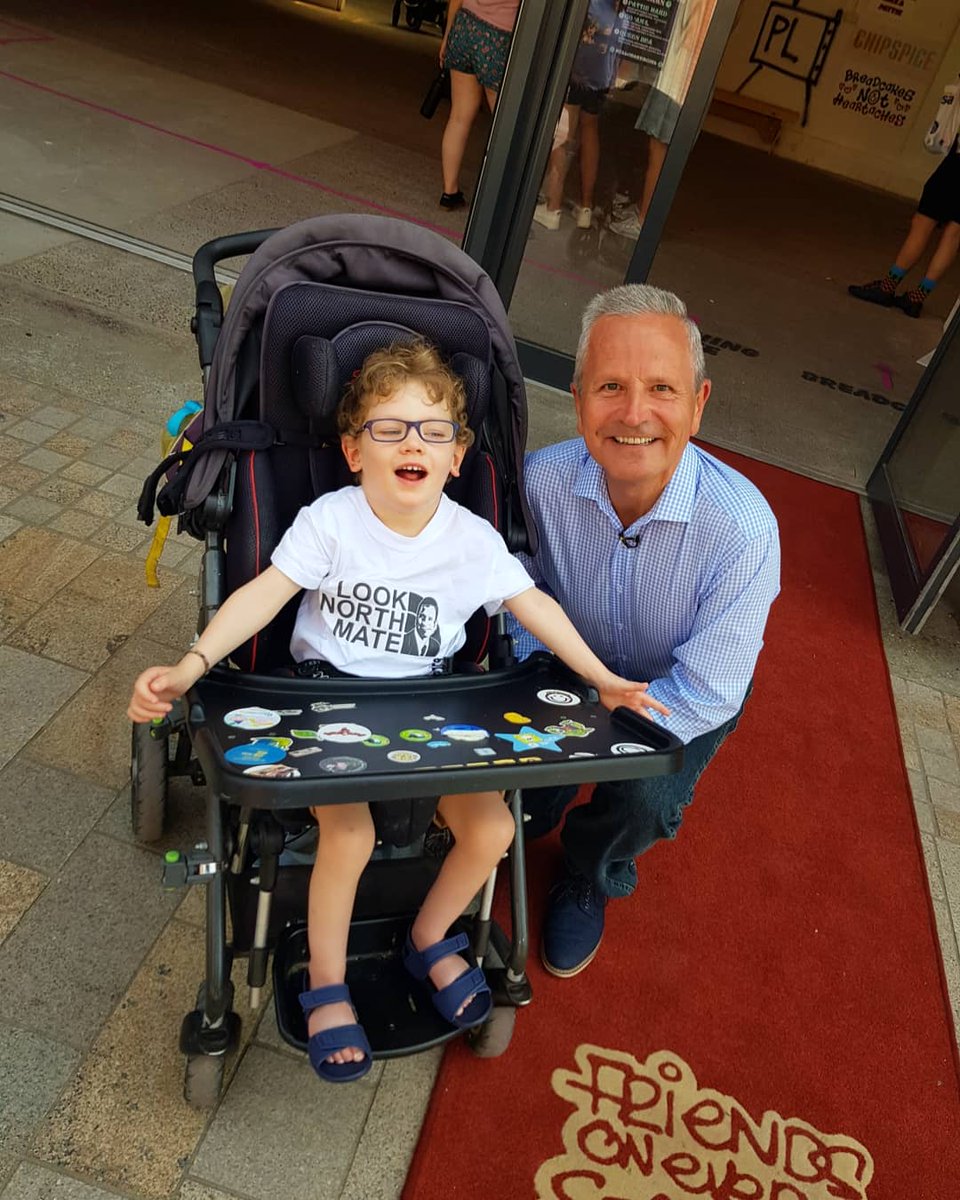 oscarschance_'s tweet photo. Well done Ollie you've done an amazing job today!! Your really are talented! Oscar thoroughly enjoyed himself and even got to meet the man himself Peter Levy! 🌞 #friendsoneverystreet #peterlevy #looknorthmate https://t.co/6JuoFfA6aw