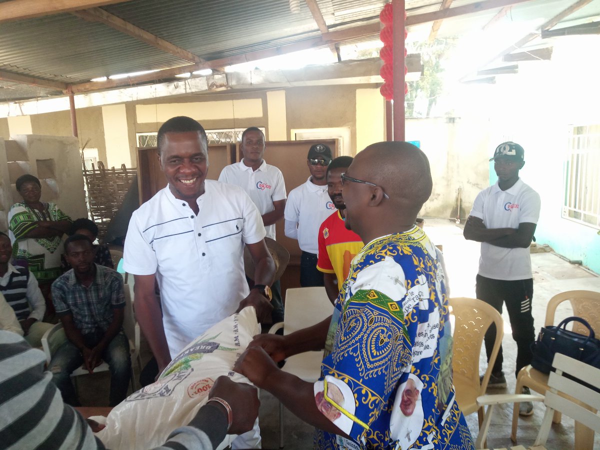 GuyBoston3's tweet photo. Cojeka. 
Rendu visite aux femmes d 3 ème âge,pensionnaires d l hospice ds vieillards paroisse saint Cyprien d la Kenya. 
CENTRE DE RÉFÉRENCE KENYA 1 a aussi bénéficié d 7 générosité 
L orphelinat saint Michel du kartier golf tshamalale n était pas du reste
Farine,huile,argent,... https://t.co/6gGBp3LaaK