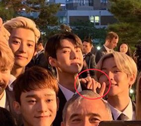 pcybbhbkj's tweet photo. สิ่งที่คนทั่วไปเห็น Vs ชบชปเห็น 

 เค้าแอบจับมือกันอ่ะ 

#chanbaek https://t.co/XCzasomNzy
