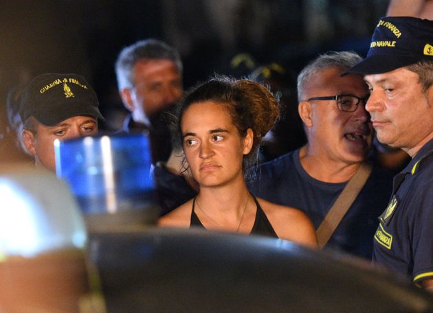 zazoomblog's tweet image. #FreeCarola. Fermate quel pagliaccio di Salvini - ##FreeCarola. #Fermate #pagliaccio zazoom.it/2019-06-29/fre…
