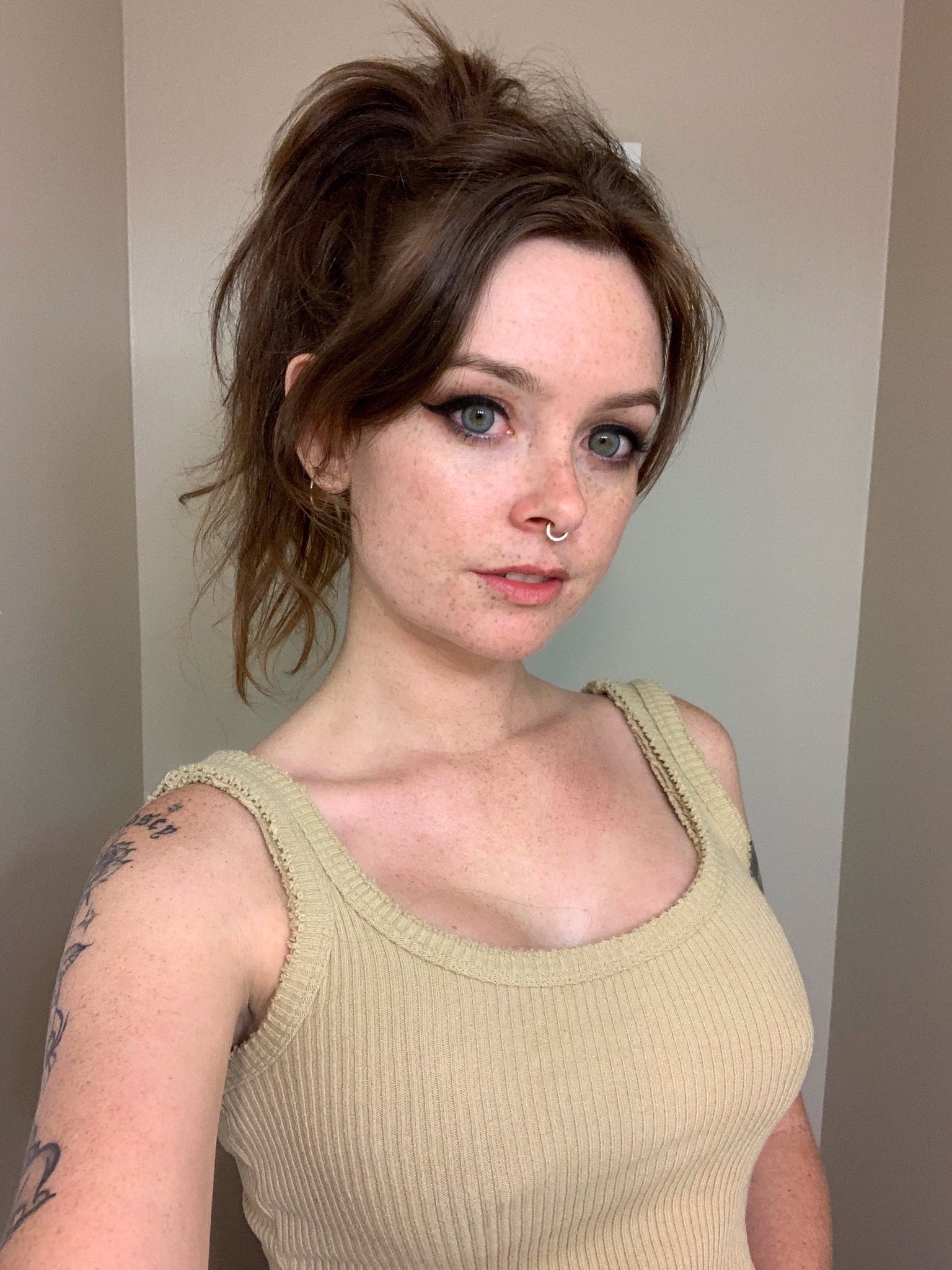 Brock on X: Ppl with blue eyes 🤨 t.cokwBYoMVbIm  X