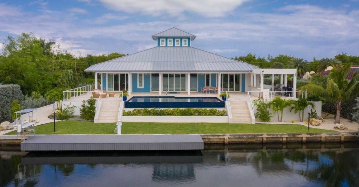 HouseSoGreen's tweet photo. 3/ 2018/2019 LEED Home Award winner: SILVERMAN RESIDENCE, Grand Cayman--20,000 gallon rainwater catchment system, LEED Gold, 78 points https://t.co/0fOI27eyNi via @USGBC #leedgold #Caribbean https://t.co/7FX3pVUgW1