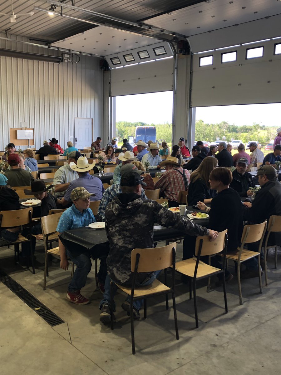 Alberta Charolais Tour today! <a href="/MarkTheFeedman/">Mark Schokking</a> @MasterfeedsCDN