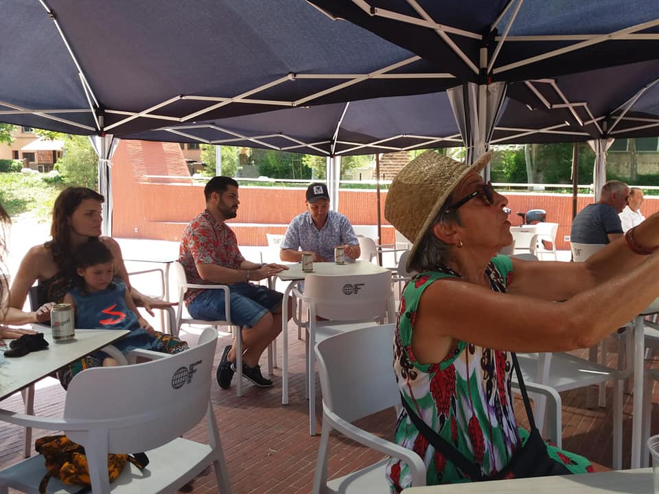 Artibarri's tweet photo. #VermutMusical amb Sabor de Barrio al @CasalSomlaPera en el darrer dia de la #FACCandCOM, música de paios i gitanos per espantar el sol a #TrinitatNova. Mentre @LaVeinalTV prepara el plató participatiu de TV per fer especial sobre 1a Fira d'Art, Cultura, Creació i Comunitat https://t.co/9s1B2wtJ5n