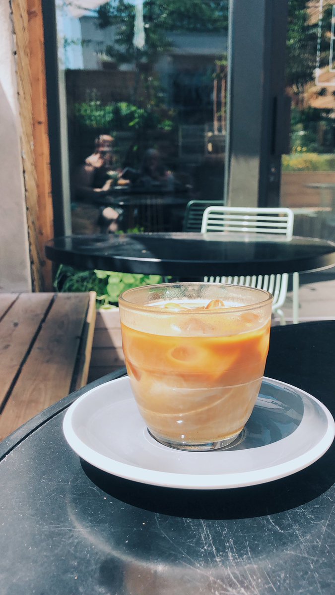 Le latte glacé c’est la vie ❤️ Sur la photo : restaurant Elena (St-Henri, MTL) #mtlcoffeecrawl