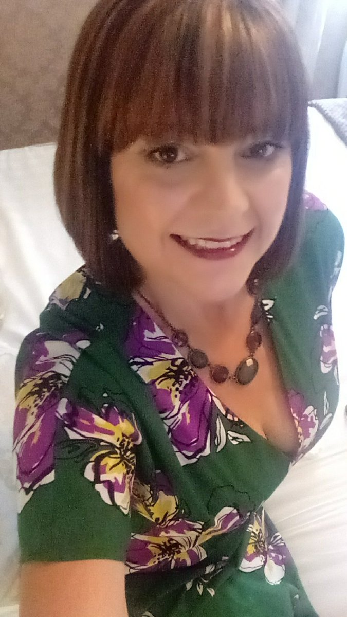 loyal2leeds's tweet photo. After the longest journey and leaving the sunshine behind i am now ready to party #handmethegin #weddingdo https://t.co/waeyIScEvr