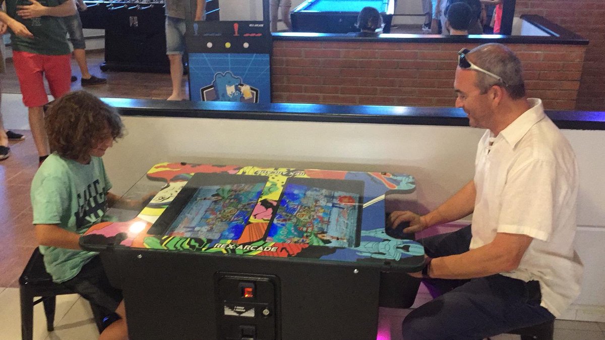 albertgusi's tweet photo. Felicitats amics de @RexArcade per la inauguració del Rex Arcade Bar... vici total!!!
#arcadebar #rexarcadebar #bararcade #rexbararcade #arcadeBarcelona #arcade #maquinaarcade #recreativas #games #maquinasrecreativas #maquinasarcade #maquinitas #recreativas #80s #retrobar https://t.co/Xn7DB227rG